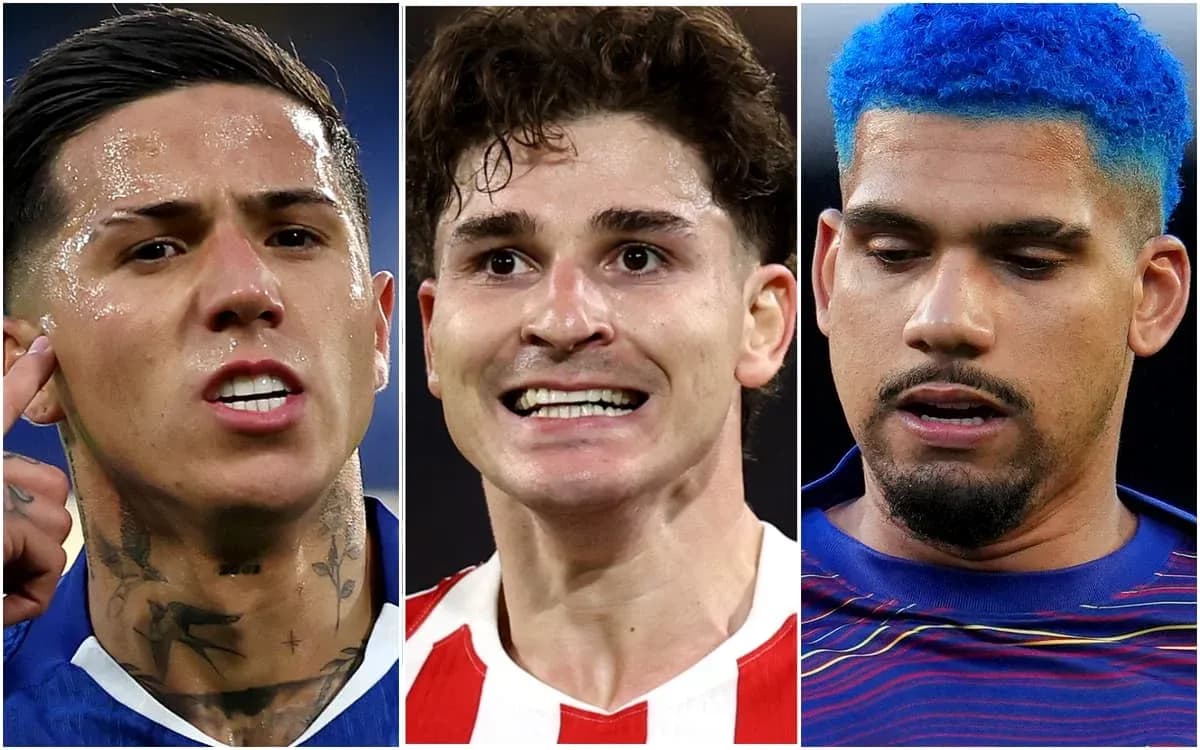 Tres jugadores de fútbol con diferentes expresiones faciales