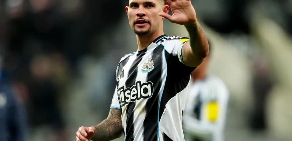 Jugador de Newcastle saludando al público en el estadio