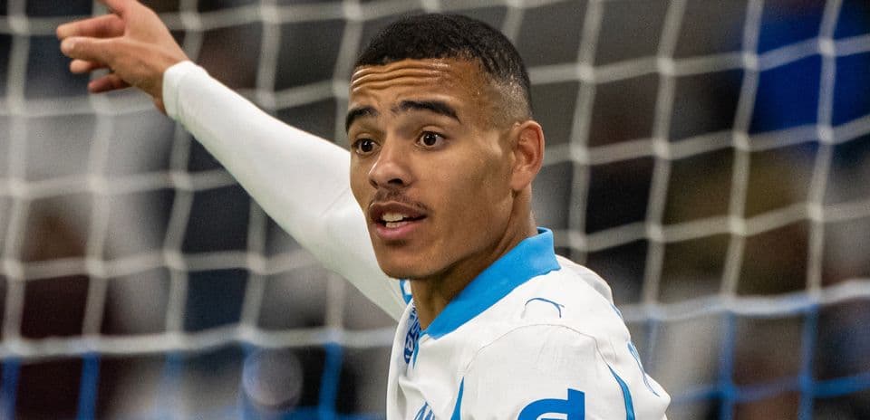Jugador del Olympique de Marsella señalando durante el juego