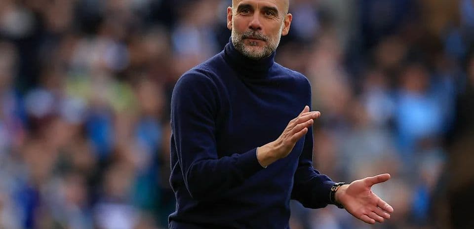 Entrenador gesticulando en un partido de fútbol