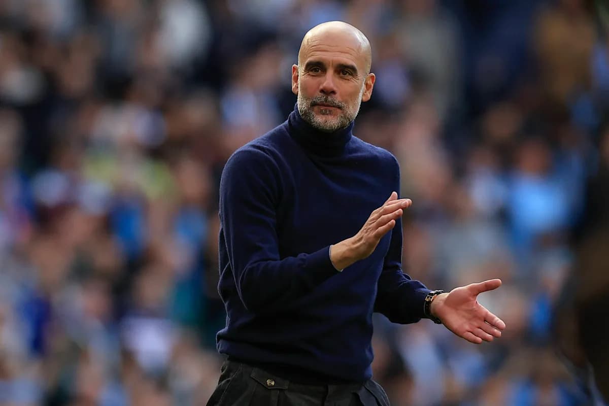 Entrenador gesticulando en un partido de fútbol