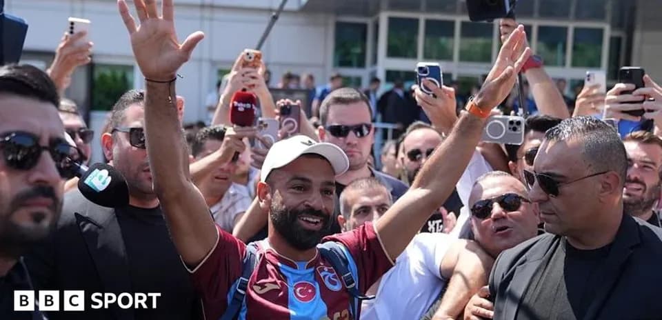 Jugador saludando a la multitud en evento público