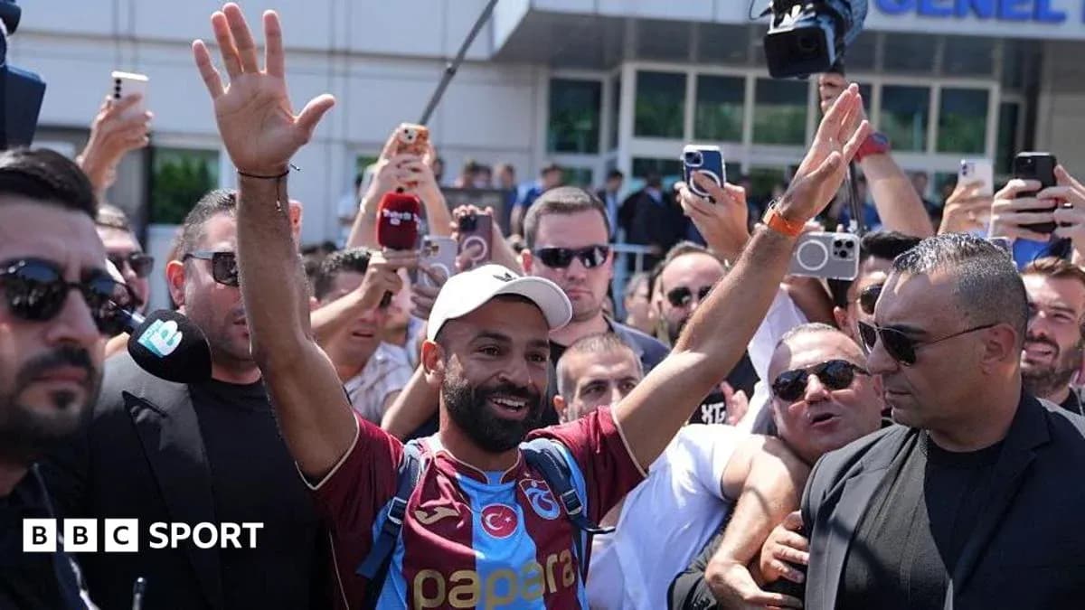 Jugador saludando a la multitud en evento público