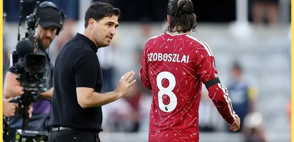 Entrenador hablando con Szoboszlai durante el partido