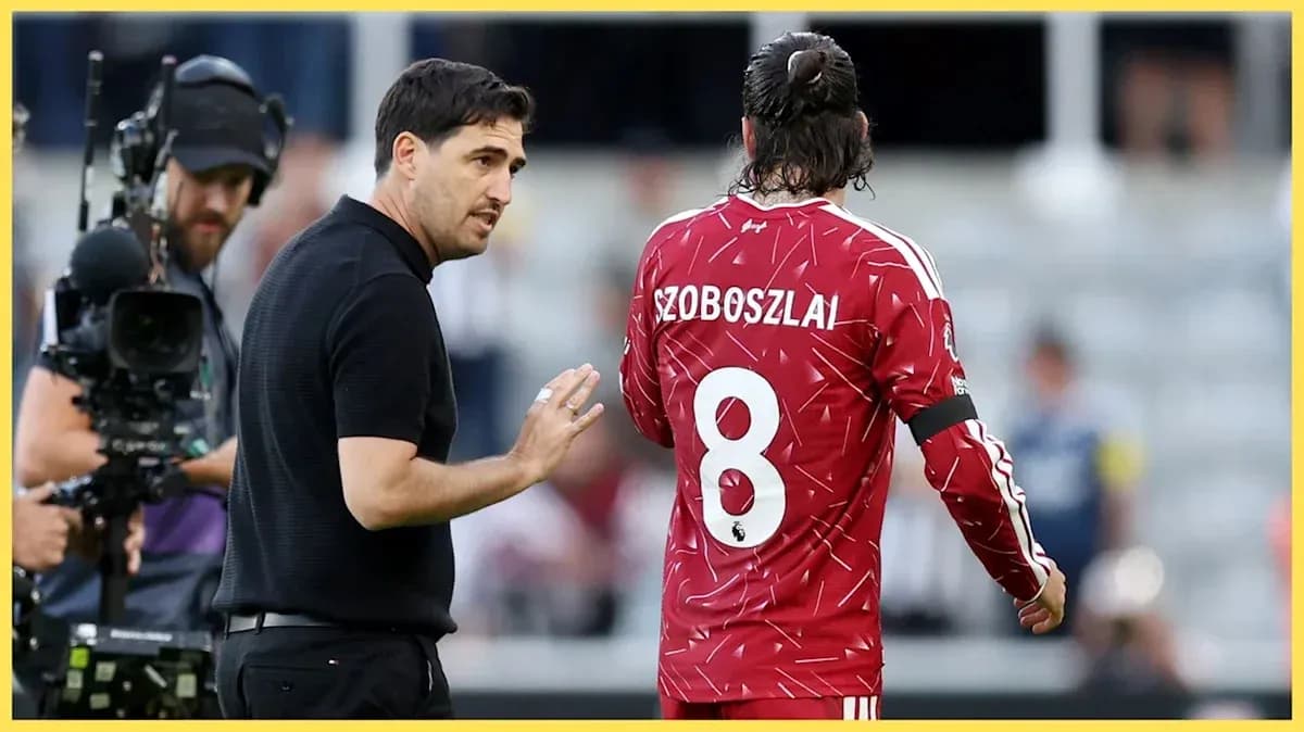 Entrenador hablando con Szoboszlai durante el partido