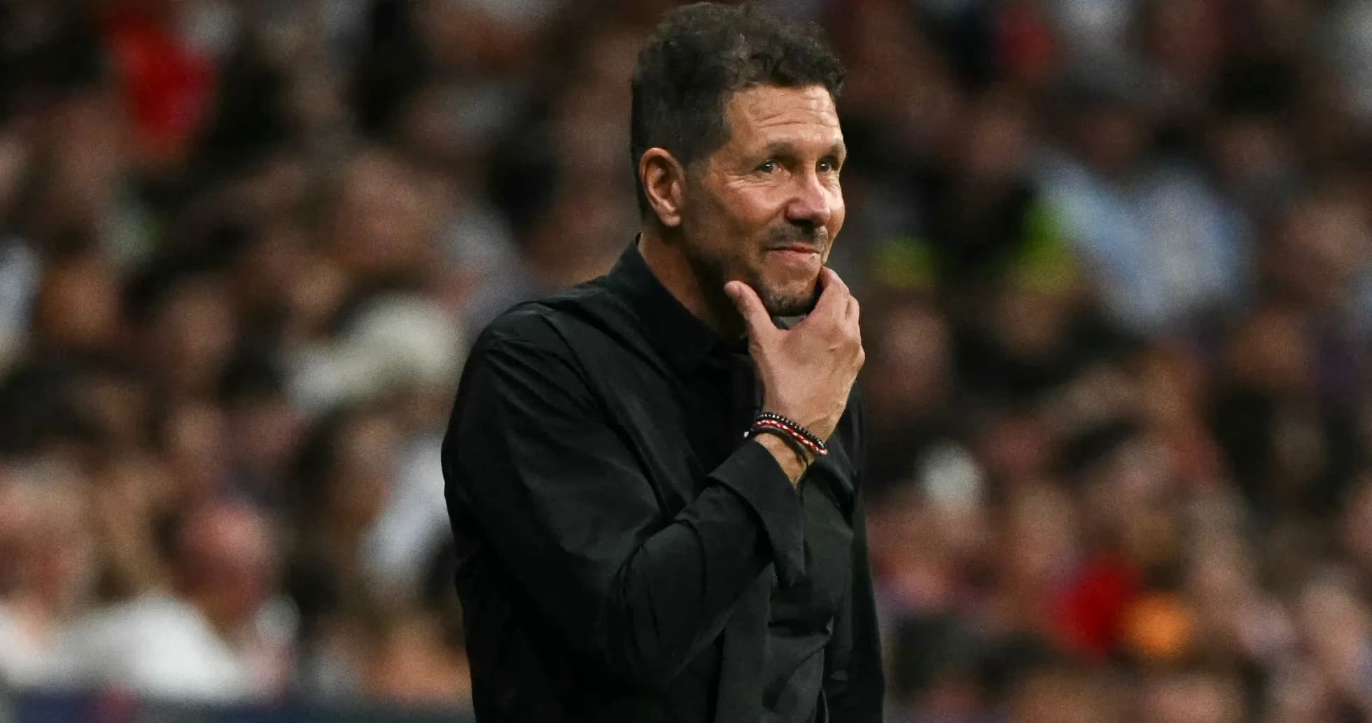 Entrenador observando el partido desde la banda