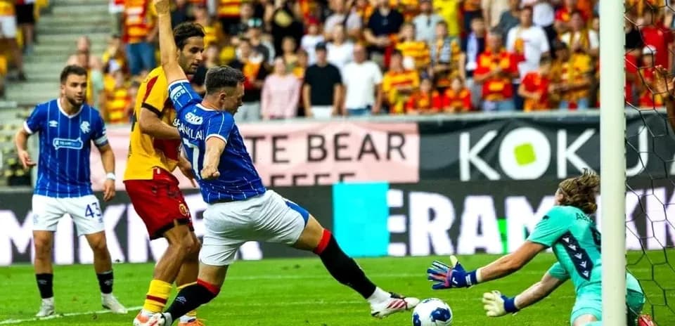 Acción durante el partido Jagiellonia vs Saburtalo