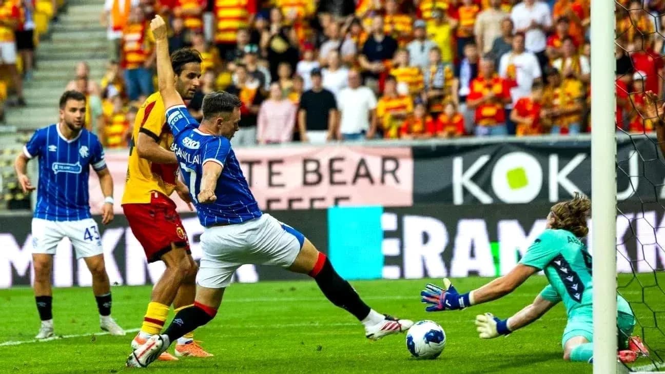 Acción durante el partido Jagiellonia vs Saburtalo