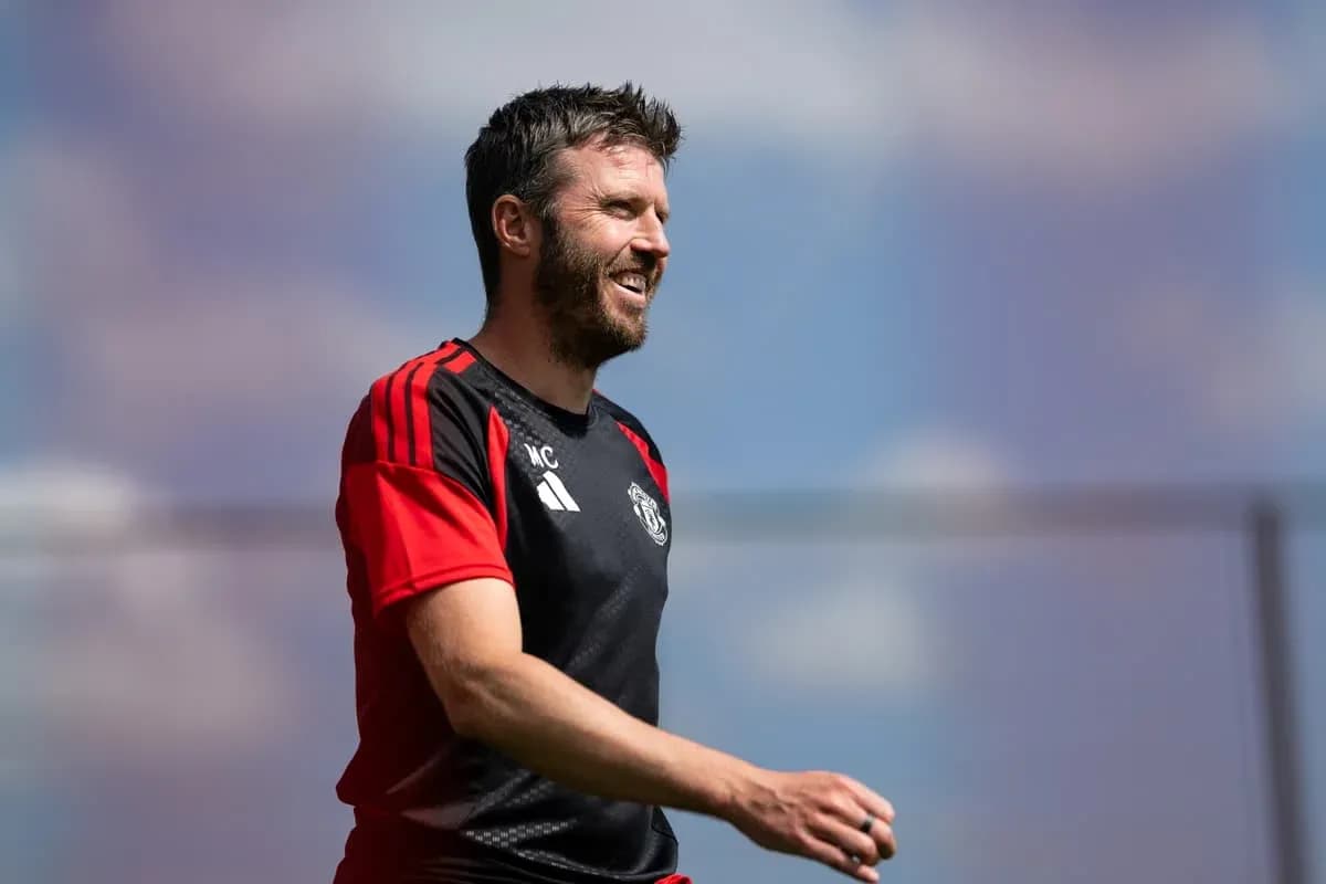 Entrenador sonriente durante sesión de entrenamiento