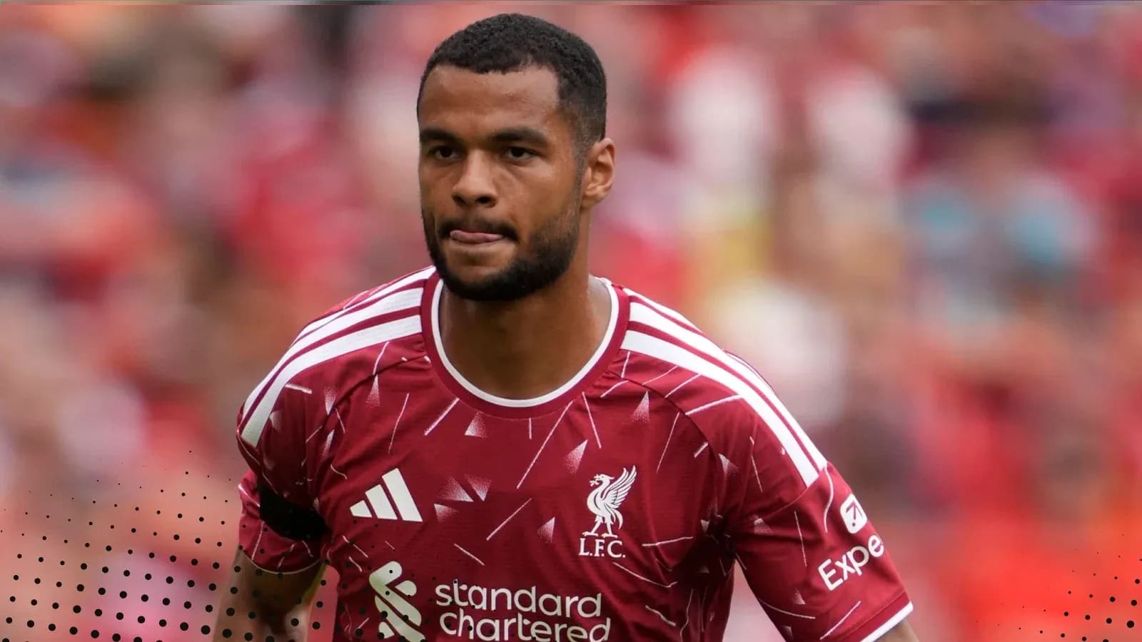 Jugador de Liverpool en el campo durante el partido
