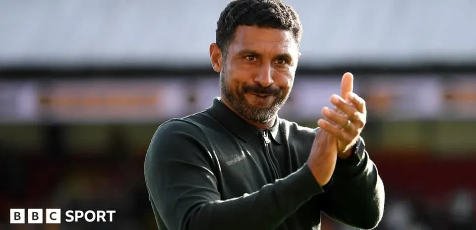 Entrenador aplaudiendo en el campo de juego