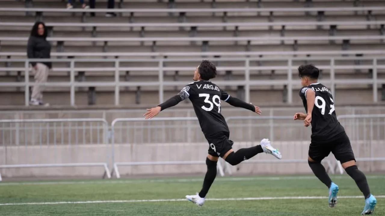 Jugador celebrando un gol en el partido