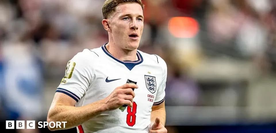 Jugador de Inglaterra corriendo en el campo de fútbol