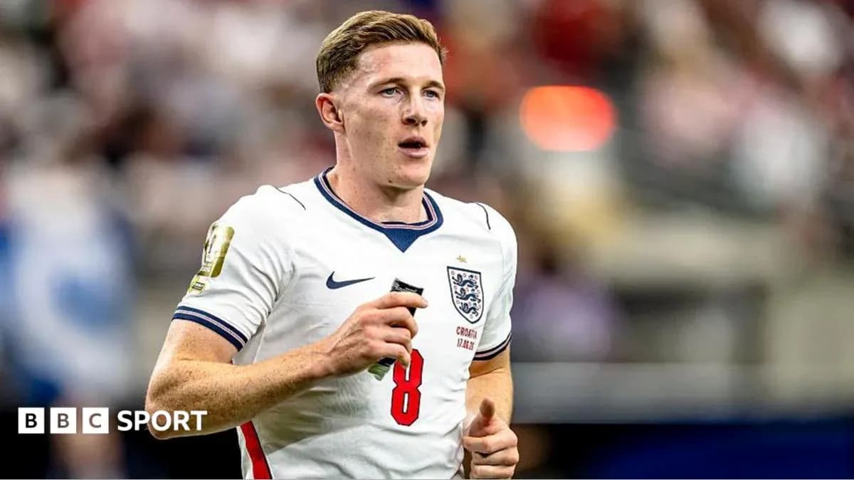 Jugador de Inglaterra corriendo en el campo de fútbol