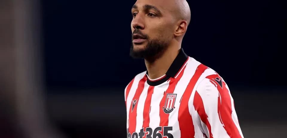 Jugador de Stoke City con camiseta a rayas rojas y blancas