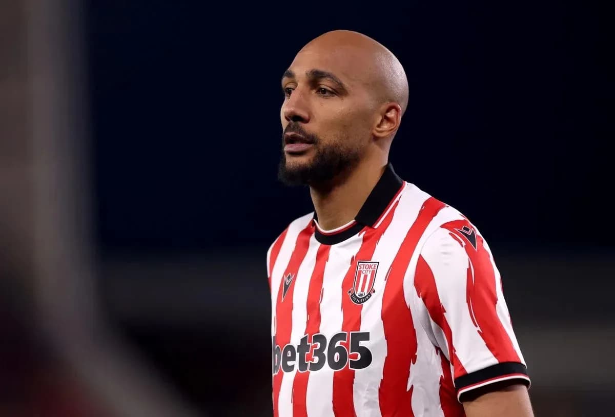Jugador de Stoke City con camiseta a rayas rojas y blancas