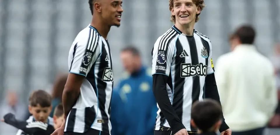 Jugadores de Newcastle United interactuando en el campo