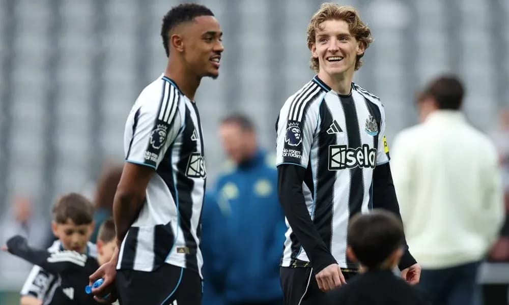 Jugadores de Newcastle United interactuando en el campo