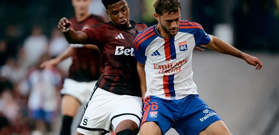 Lyon y Sparta Praha disputando el balón
