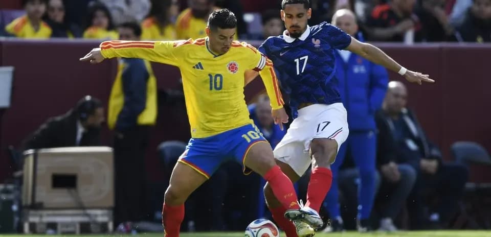 Jugador de Colombia luchando por el balón contra Francia