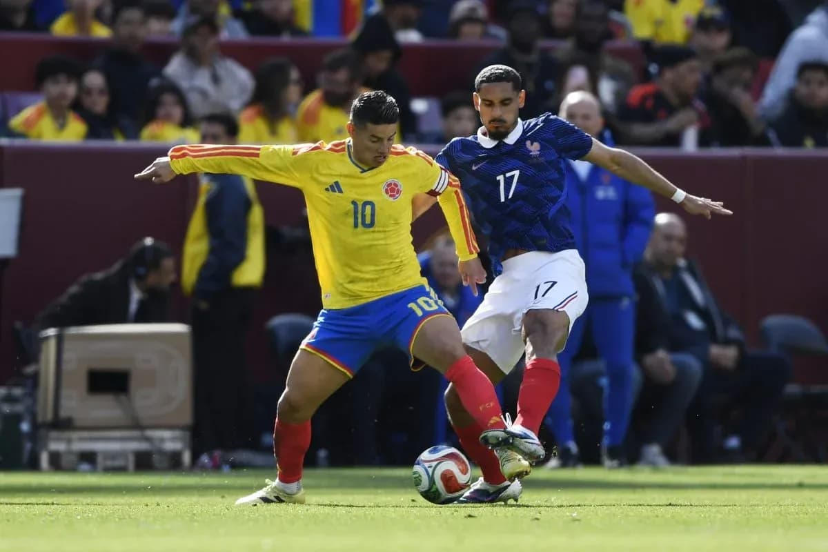 Jugador de Colombia luchando por el balón contra Francia