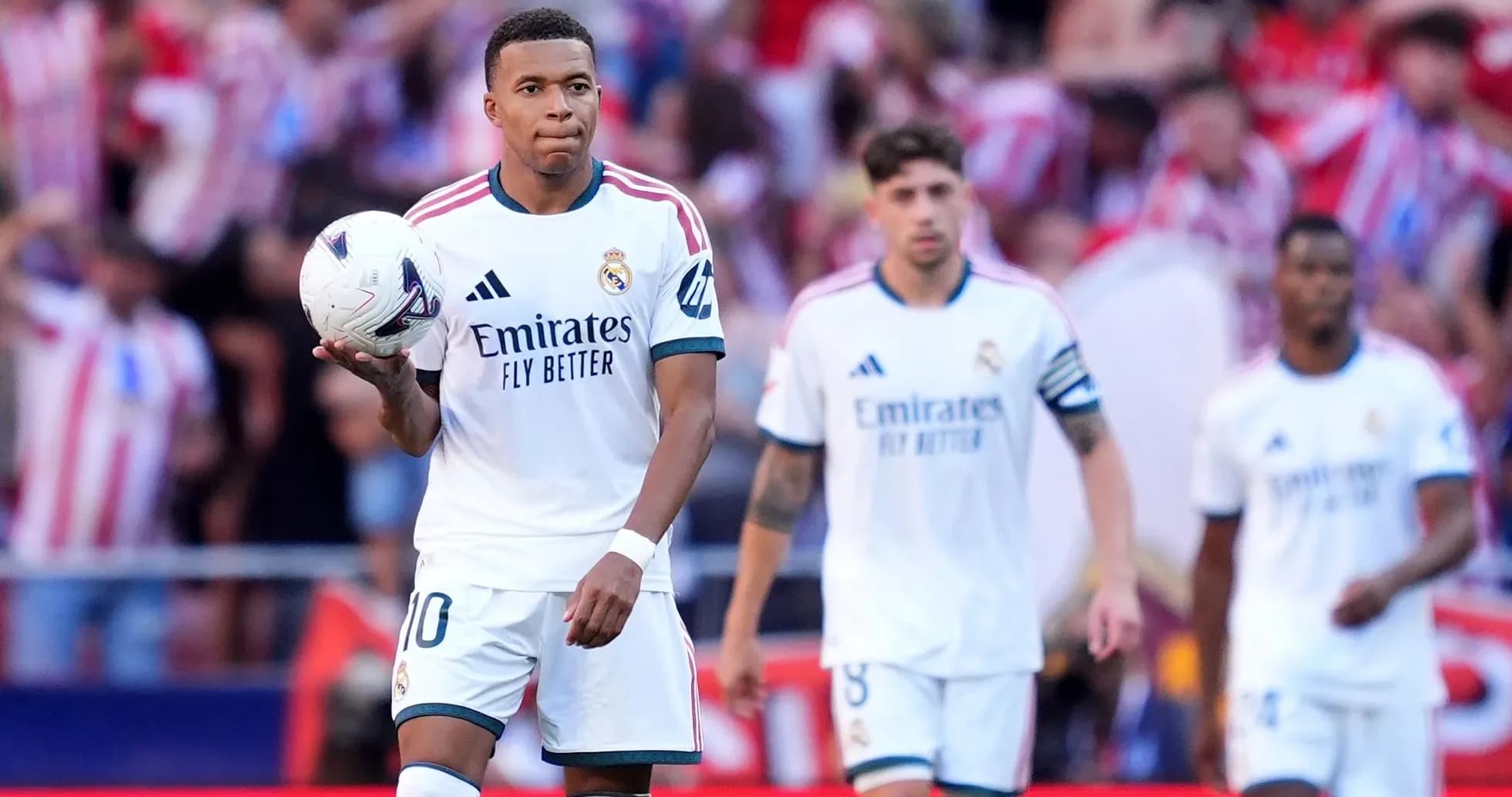 Kylian Mbappé con balón en partido de fútbol