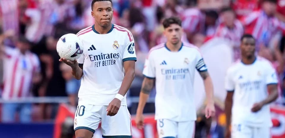 Kylian Mbappé con balón en partido de fútbol