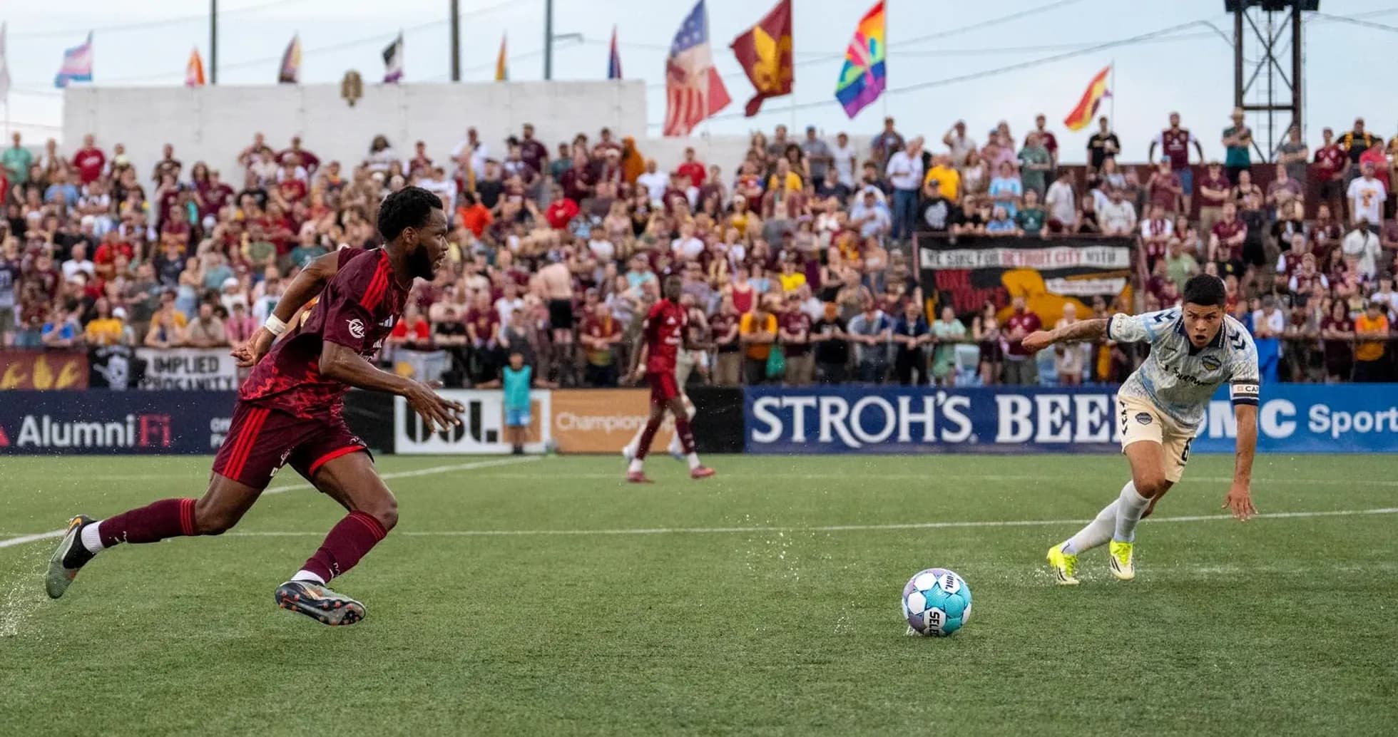 Jugador de Detroit City persigue el balón