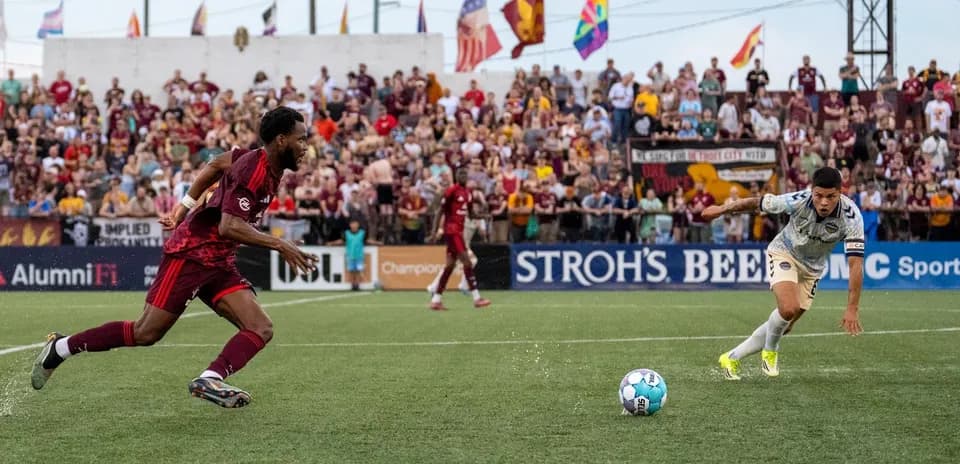 Jugador de Detroit City persigue el balón