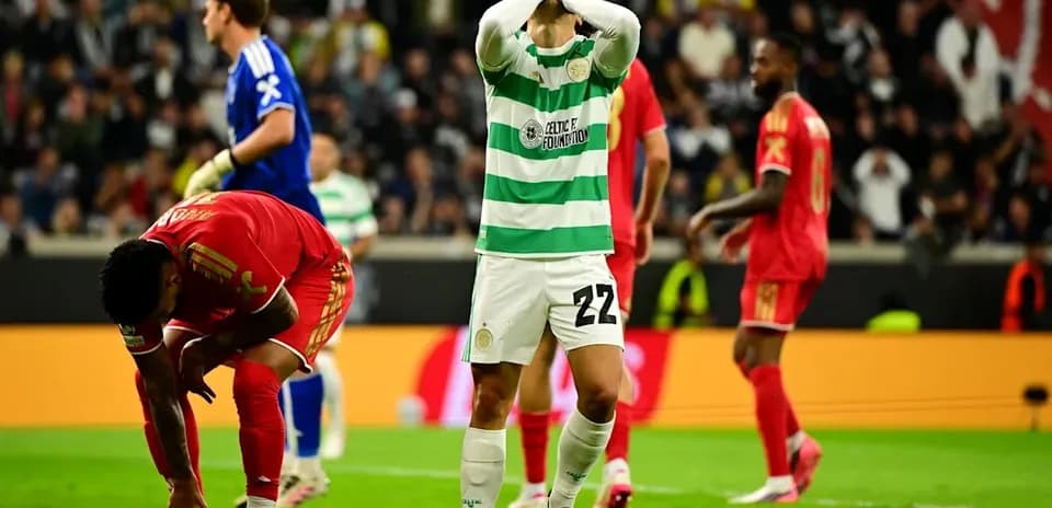 Jugador de Celtic con las manos en la cabeza