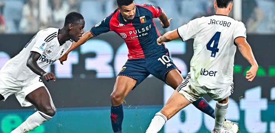 Jugadores de Genoa y Como disputando el balón