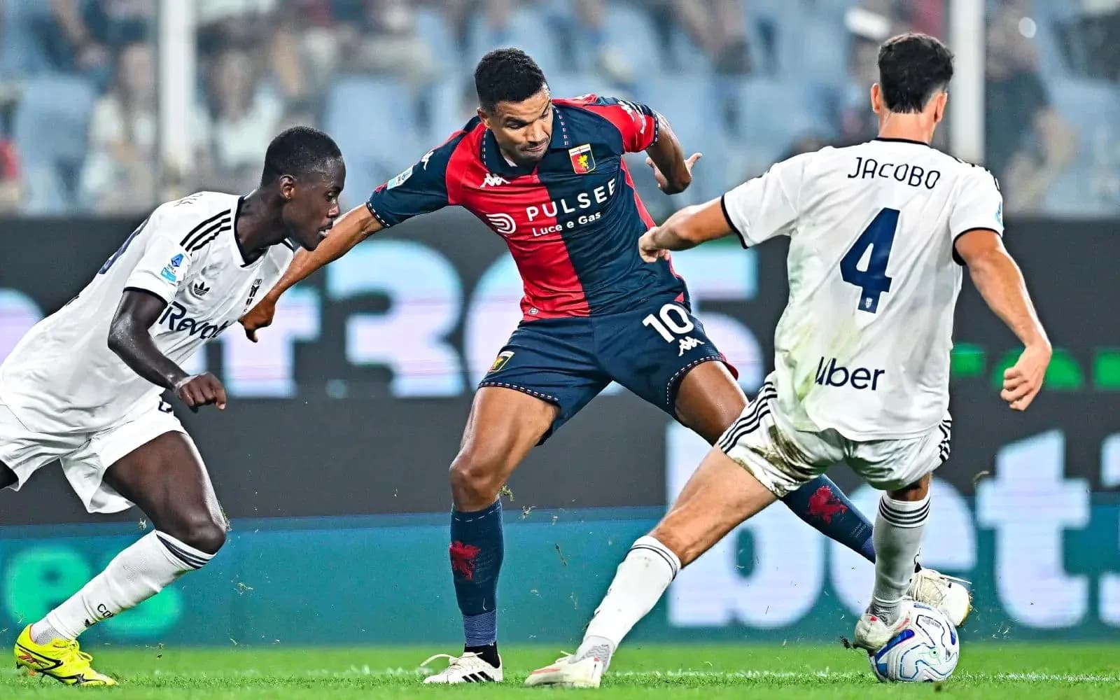 Jugadores de Genoa y Como disputando el balón