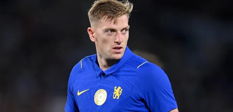 Jugador de fútbol con camiseta azul de Chelsea