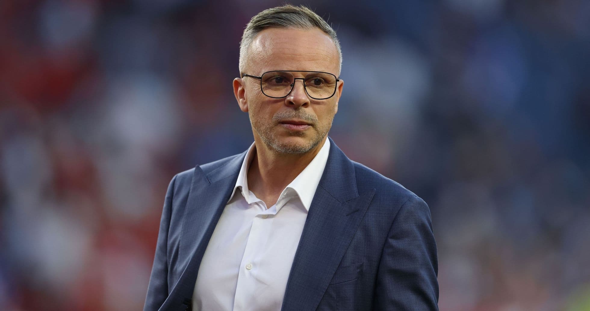 Entrenador en el campo durante un partido