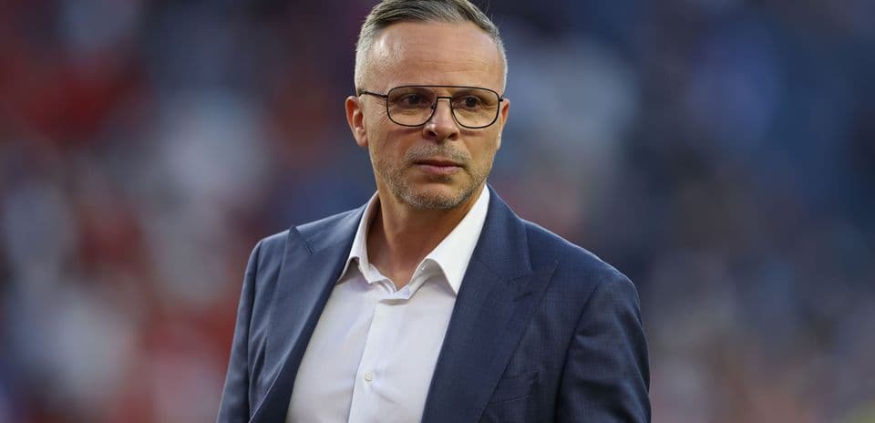 Entrenador en el campo durante un partido