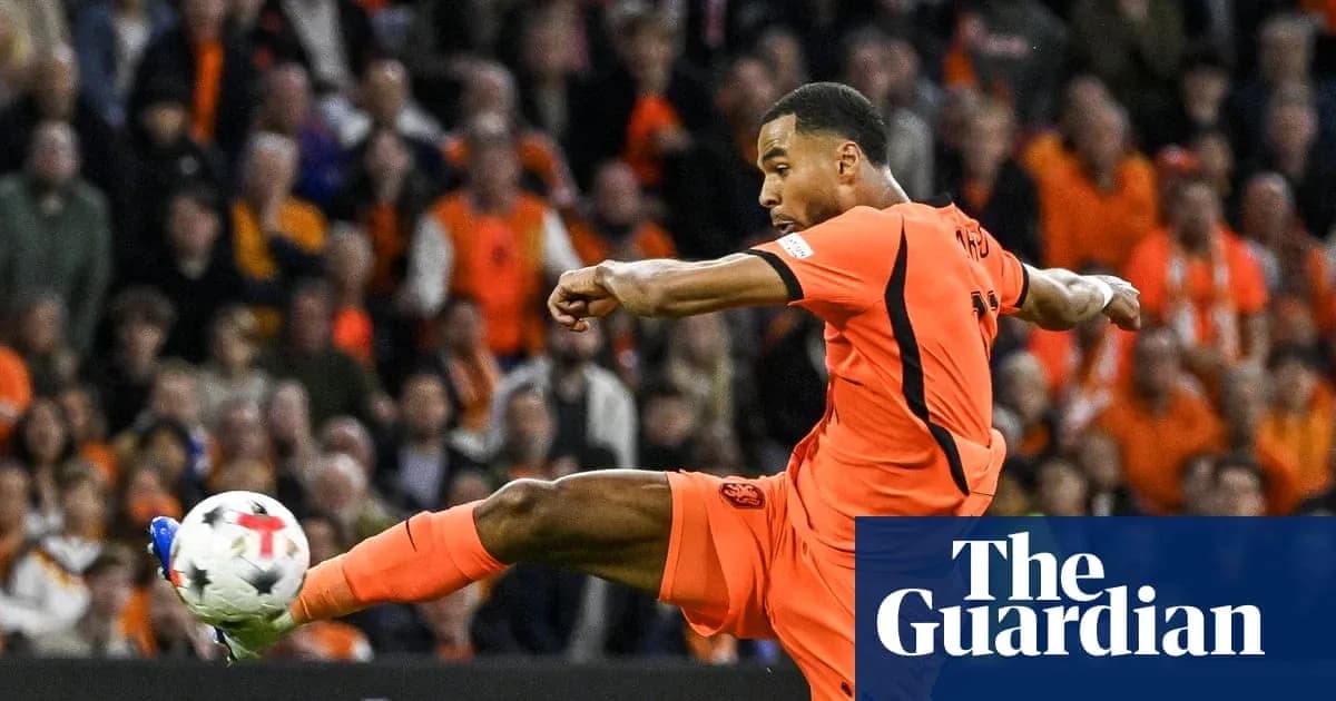 Jugador en acción durante un partido de fútbol