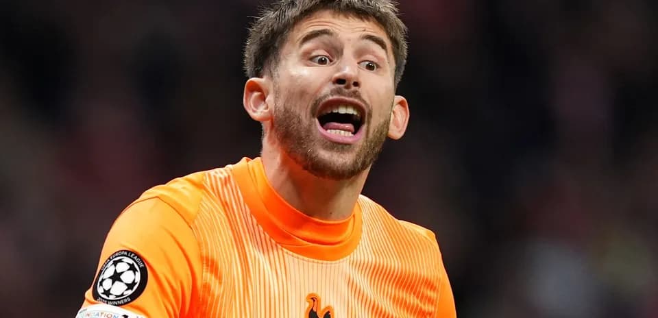 Portero de Tottenham gritando durante un partido