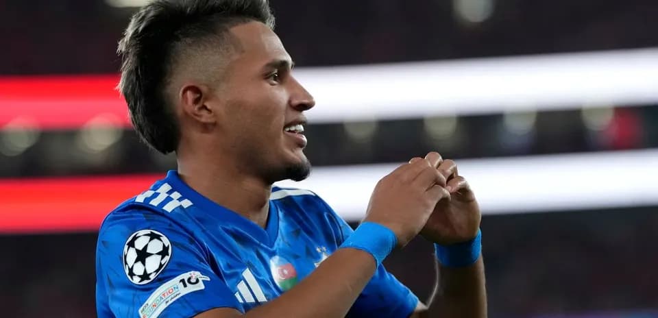 Jugador celebrando con camiseta azul durante partido