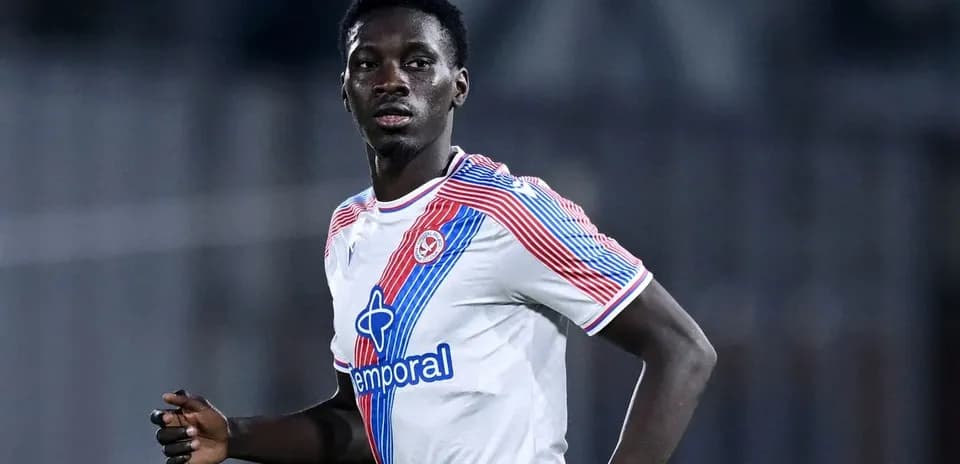 Jugador corriendo durante un partido de fútbol