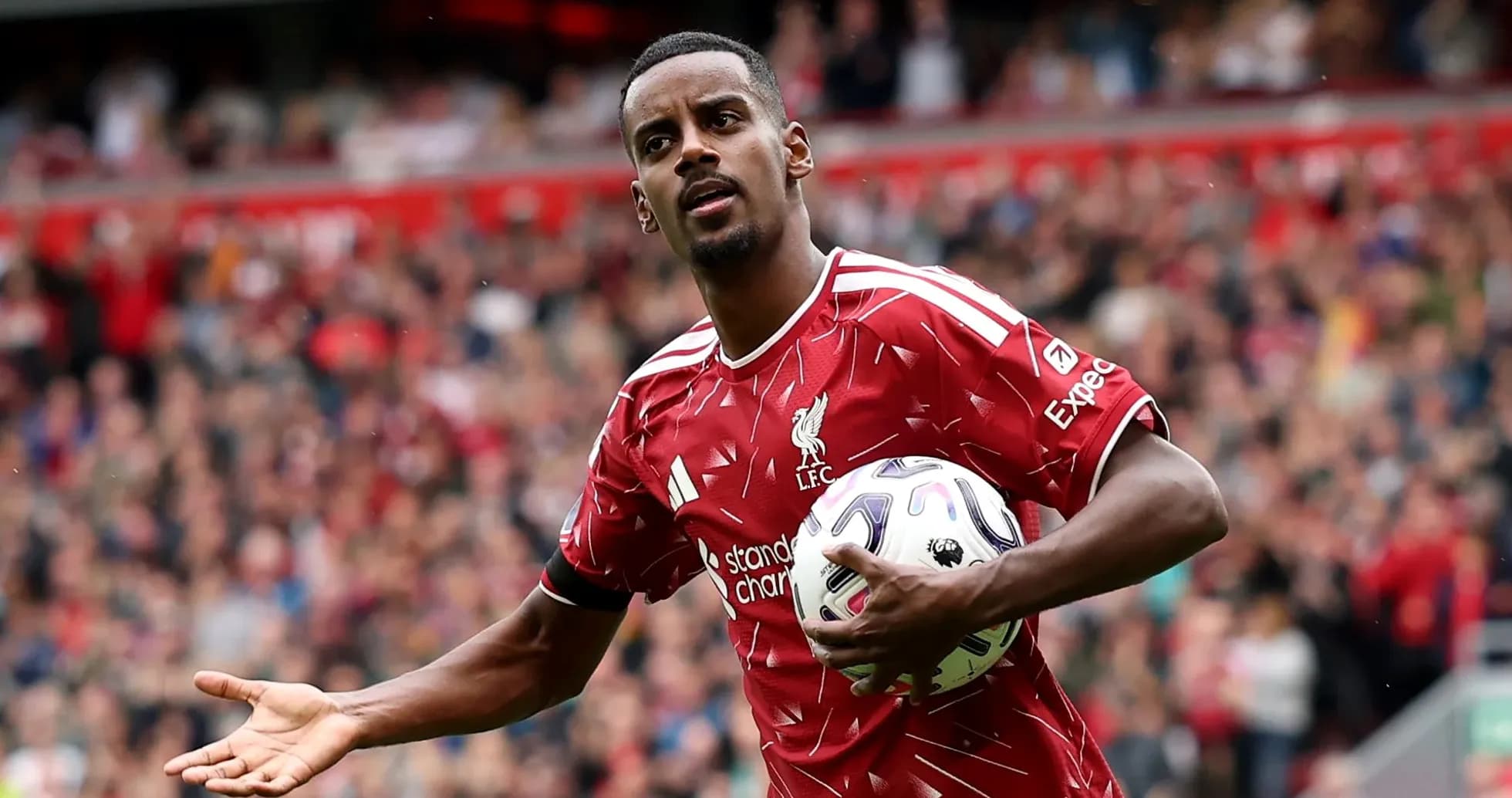 Jugador de Liverpool sosteniendo el balón en el campo