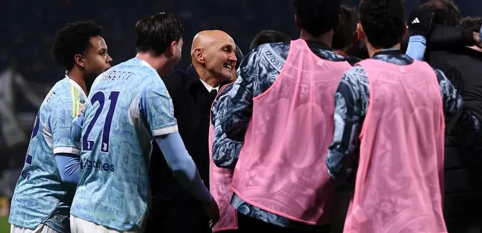Entrenador celebrando con jugadores después de un partido