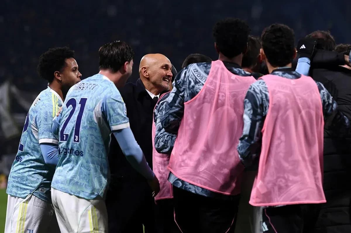Entrenador celebrando con jugadores después de un partido
