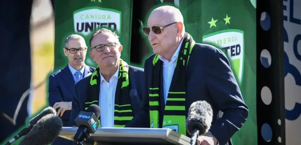 Funcionarios de Canberra United en conferencia de prensa