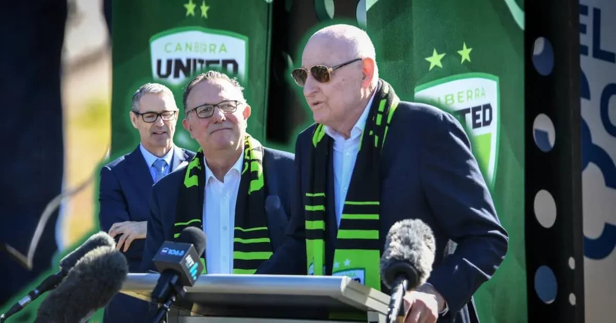 Funcionarios de Canberra United en conferencia de prensa