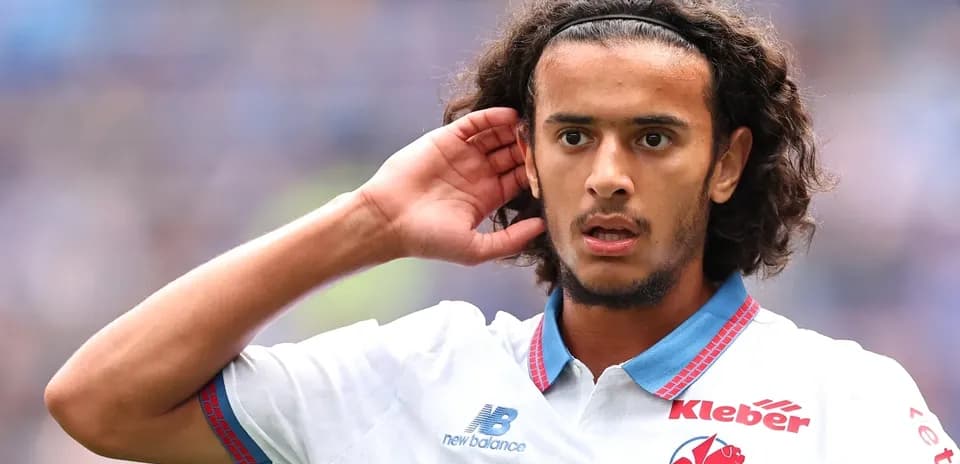 Jugador escuchando durante un partido de fútbol