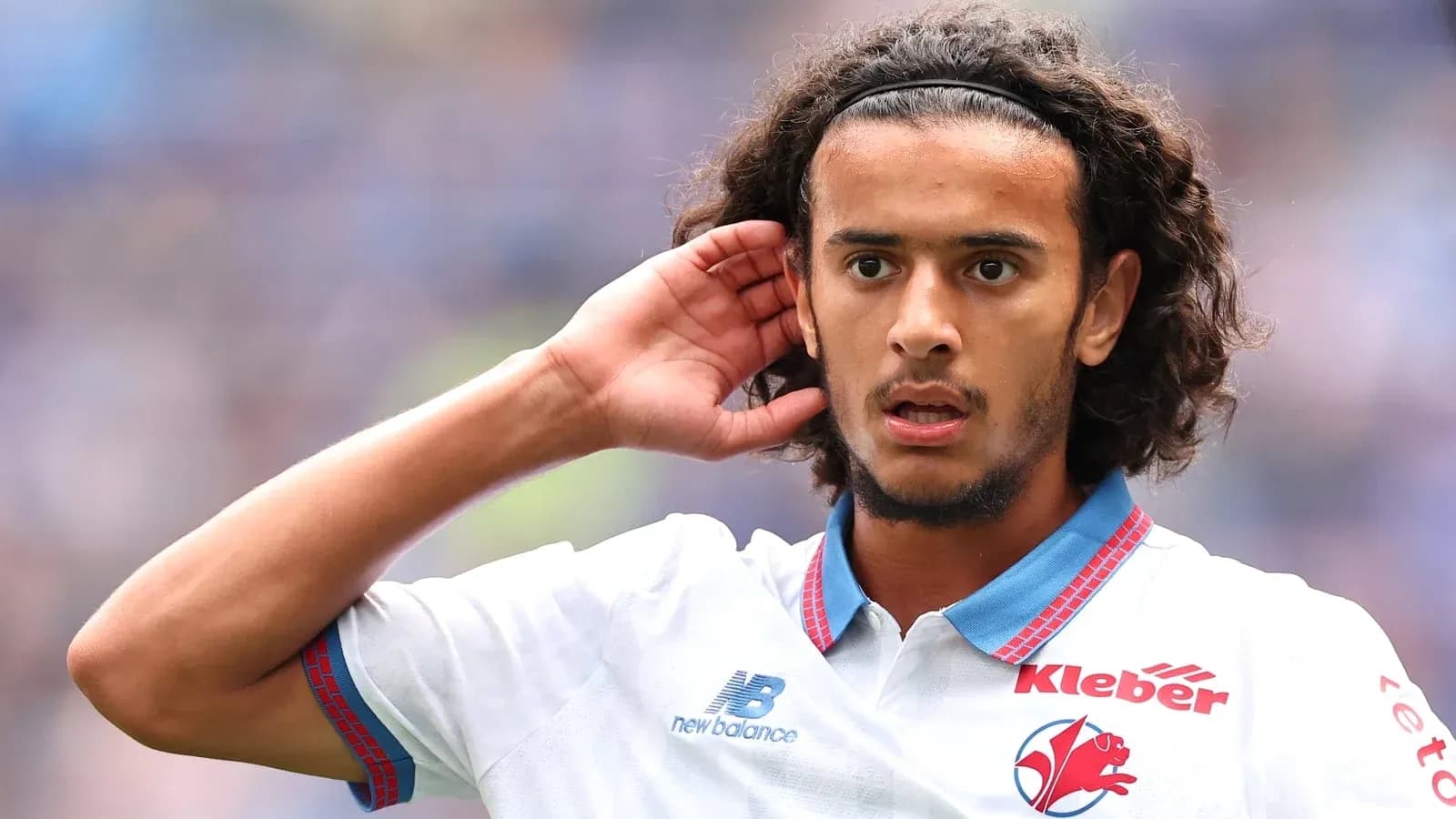 Jugador escuchando durante un partido de fútbol