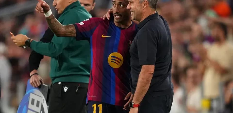 Jugador del Barcelona conversando con entrenador en el banquillo