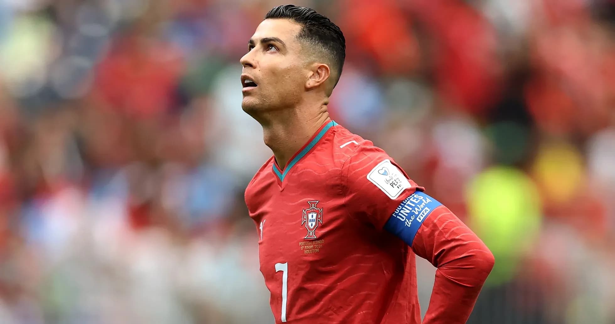 Jugador de Portugal mirando hacia arriba en el campo