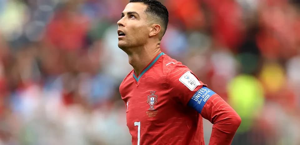 Jugador de Portugal mirando hacia arriba en el campo