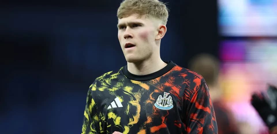 Portero de Newcastle United en uniforme colorido